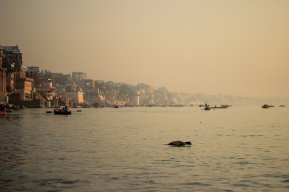 Un cuerpo flotando en el Ganges.