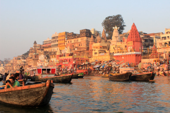 Uno de los imperdibles es salir a deleitarse con las vistas de la ciudad desde el Ganges y al amanecer.