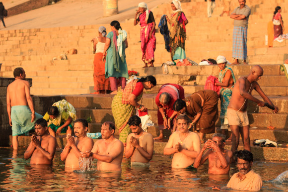A esa hora la gente se baña en las aguas sagradas y purificadoras del río.
