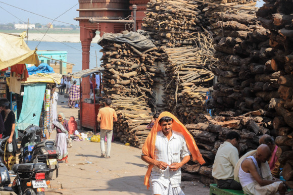 La cantidad de cremaciones hace que las calles que dan a la parte de atrás de los ghats sean grandes mercados funerarios.