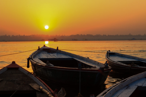 Cuando sale el Sol sobre el Ganges es hora de que comiencen los festejos diurnos en honor al Dios Shiva.