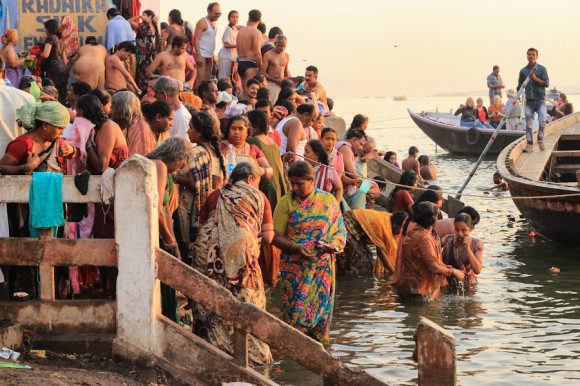El primer ritual consiste en acercarse al Ganges para purificarse con sus aguas sagradas.