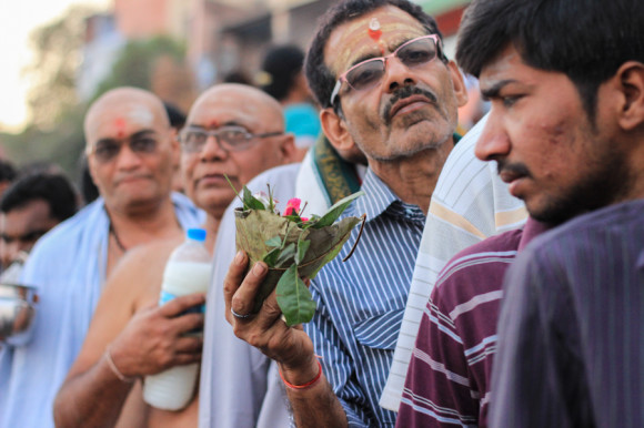 En las filas para entrar a los templos se ven frutas, flores y leche, otras de las ofrendas que se le hacen al Dios.