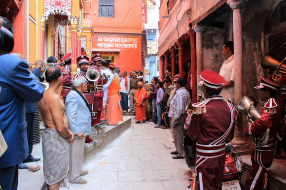 A eso de las 8 de la mañana los babas comienzan a desaparecer de los ghats escalinatas arriba. Luego de decidir seguir a un grupo de ellos, llego al templo por donde pasan a honrar a su Dios: Shiva.