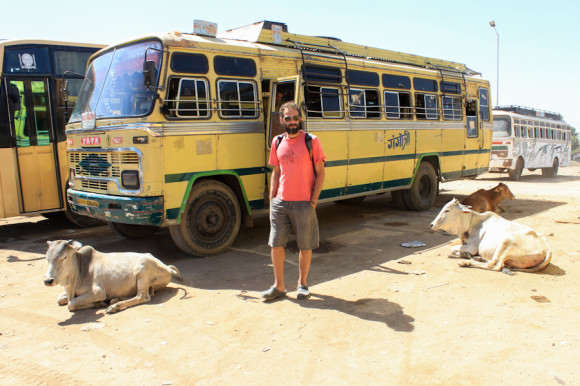 La estación de buses locales de Chittor y mi compañero de aventuras alrededor del mundo: Cabar, el descubridor de Chittorgarh.
