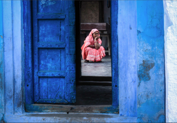Espiando a una señora en Agra.