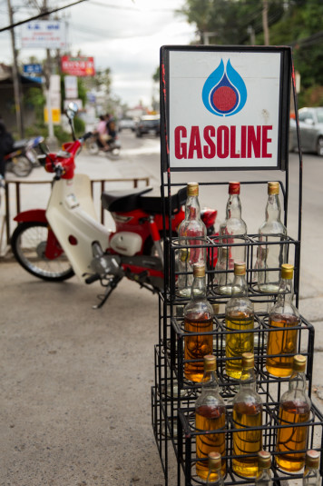 En las estaciones de servicio el precio es de 33 Baht el litro. Pero es plata que va para el señor Shell, y no para una familia humilde.
