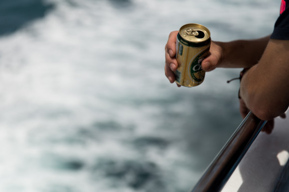 En el barco a Koh Samui, la gente aprovecha para empezar a palpitar las vacaciones con una cervecita. En este caso, una Chang, como la Quilmes de Tailandia.