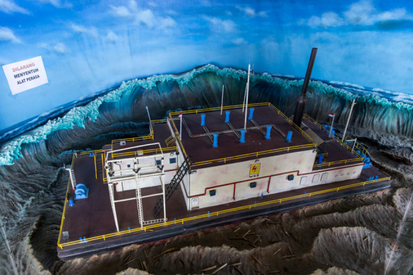 Una central eléctrica de 2.600 toneladas que flotaba mar adentro fue arrastrada por el tsunami...