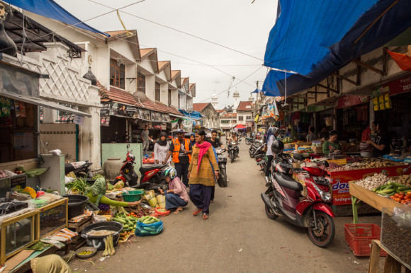 La ciudad vuelve a tener vida a través de espacios cotidianos como los mercados callejeros.