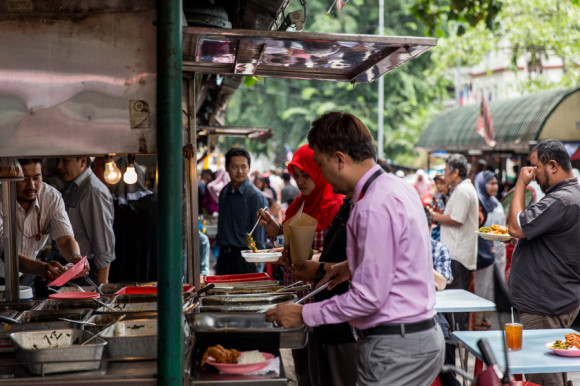 Al centro financiero se le oponen el Chinatown y Little India, ideales para salir a recorrer y comer platos locales y baratos en la calle.