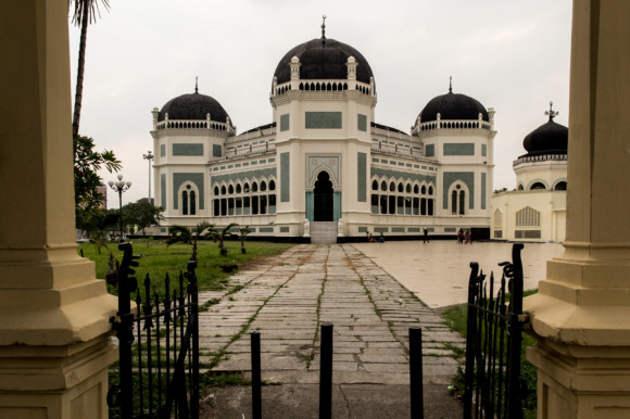 Entre las pocas atracciones está Masjid Raya (la gran mezquita). Fue construida en 1906 con un estilo arquitectónico marroquí y hoy en día se la puede visitar sin cargo. (Se reciben donaciones y hay que ir con los hombros y las piernas tapados. Para los que no tienen, en la puerta se alquilan por 5.000 rupias = U$S 0.5).