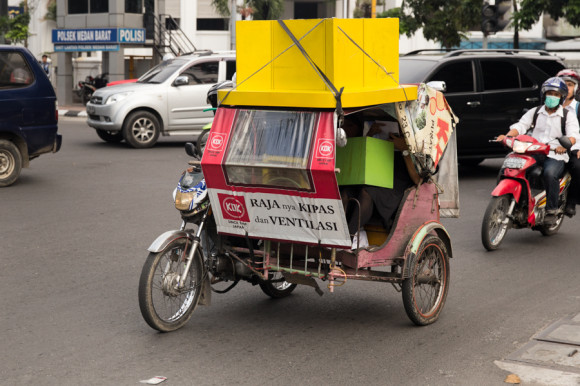 Otra de las formas, y como en muchos otros píses de Asia, es el tuc-tuc. La diferencia es que en estas tierras consta de una moto con un sidecar para los pasajeros, y a eso le llaman Bejaj.