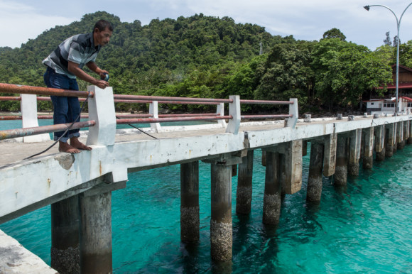 A pesar de que como en toda isla muchos se dedican a la pesca, acá la actividad principal es la agricultura siendo el clavo de olor y el coco sus principales productos.