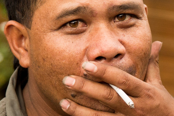 En el 2009 el 57,4% de los hombres adultos indonesios eran adictos a la nocotina. Y en 2004 el 20% de las muertes masculinas se debieron al cigarrillo.