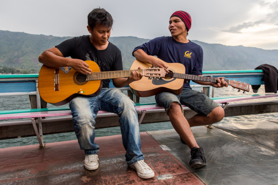 La música tiene un rol primordial en su cultura. Se dice que todo Batak sabe tocar la guitarra y de hecho hace un tiempo se creía que los músicos tenían poderes místicos. Muchos de sus temas, por otro lado, hablan de los espíritus del bosque y la montaña.