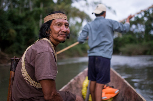 Los Huaoranis se movieron históricamente en canoas hechas con troncos ahuecados por ellos mismos y empujados con palos largos que llegan hasta el fondo del río.